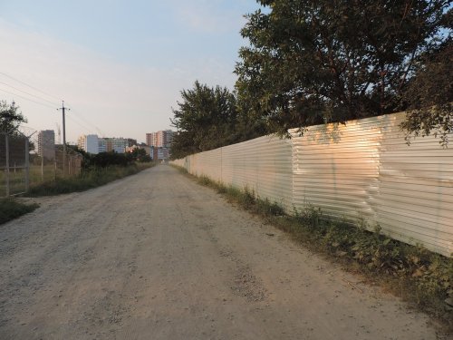 Забор стройки вдоль улицы